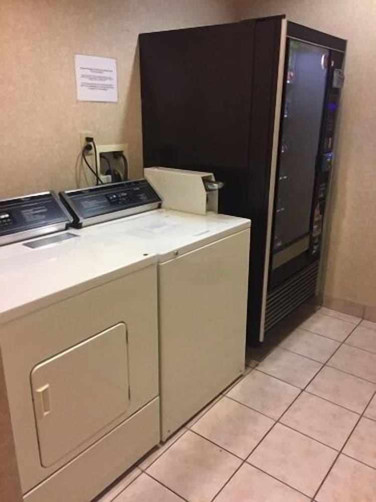 Фото Evergreen Inn and Suites