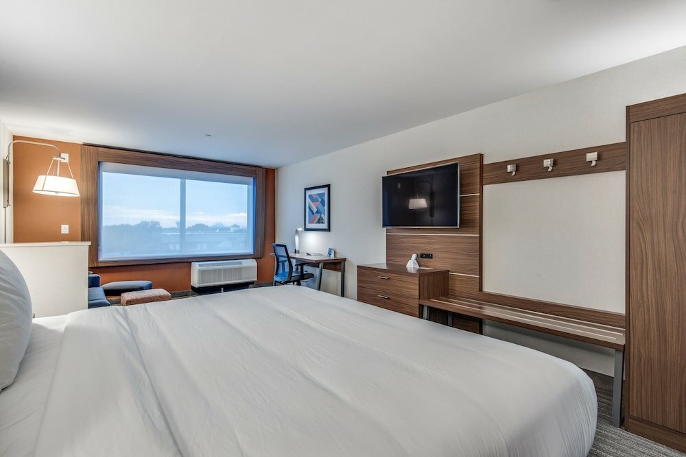 Фото Holiday Inn Express & Suites Dallas North - Addison, an Ihg Hotel