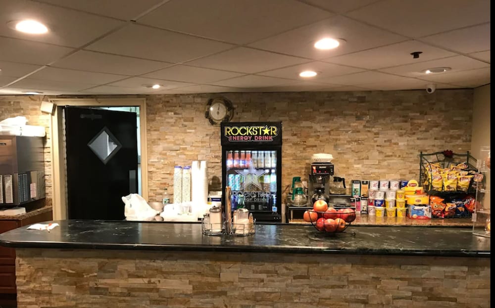 Фото Howard Johnson Hotel by Wyndham Newark Airport