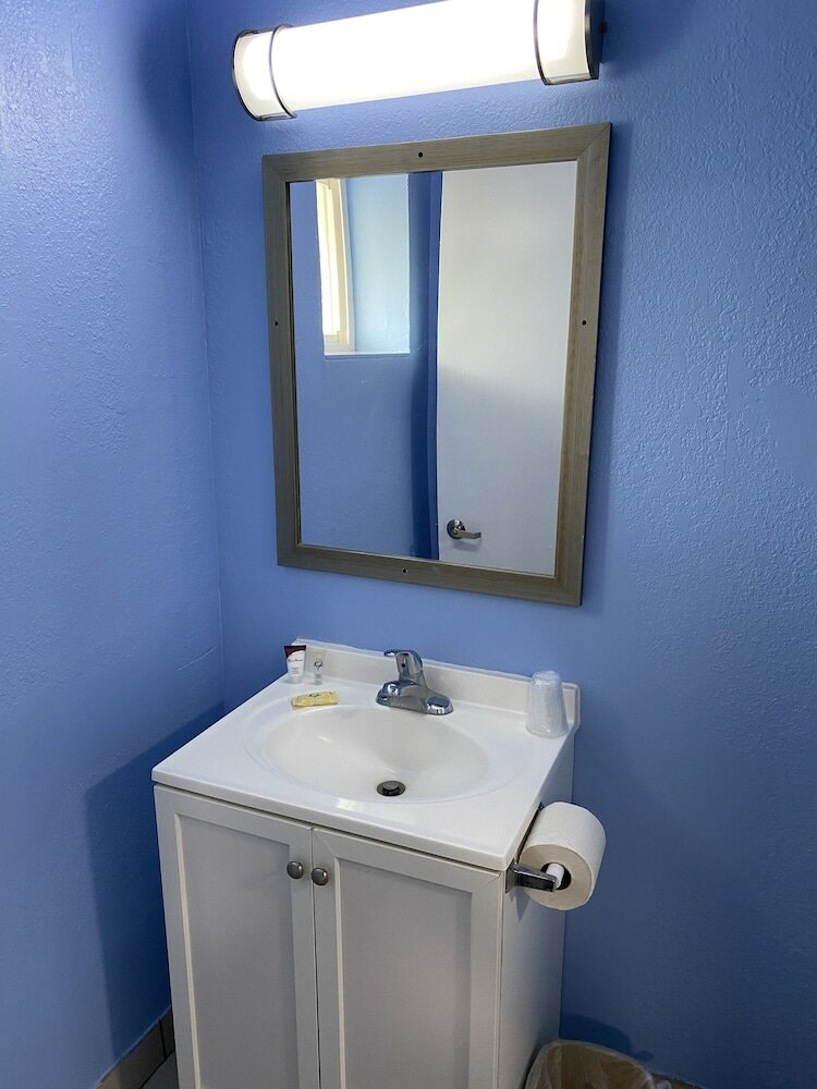 Фото Red Carpet Inn and Suites