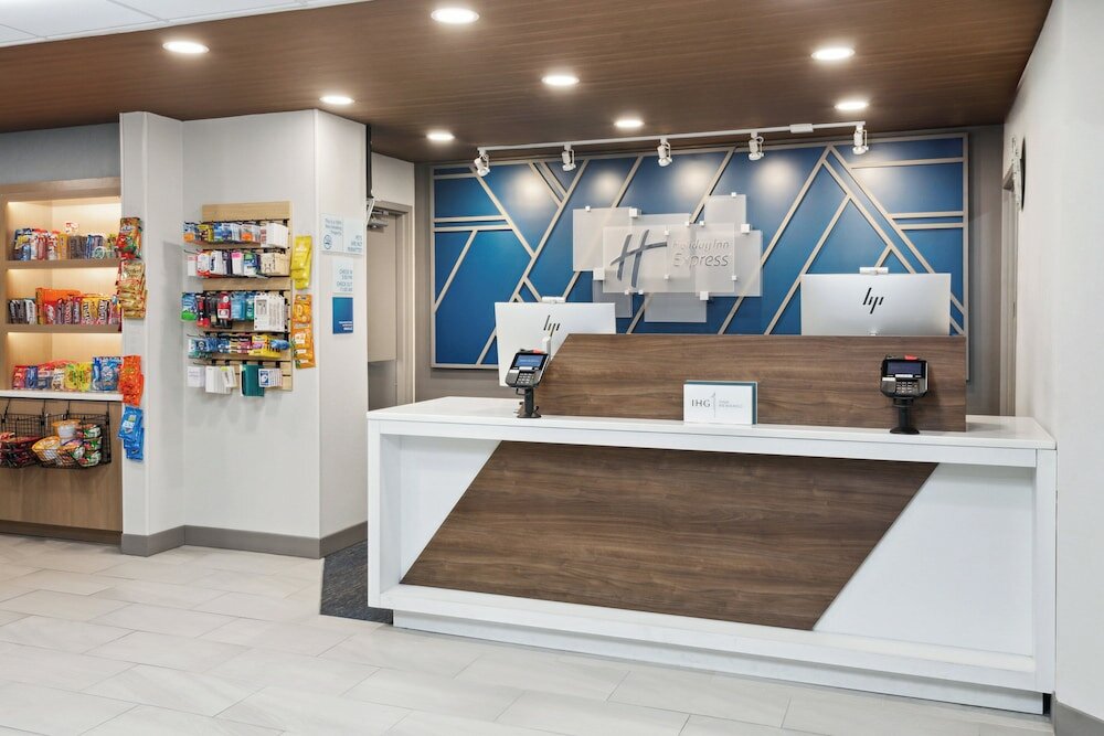 Фото Holiday Inn Express Cleveland Airport - Brookpark, an Ihg Hotel