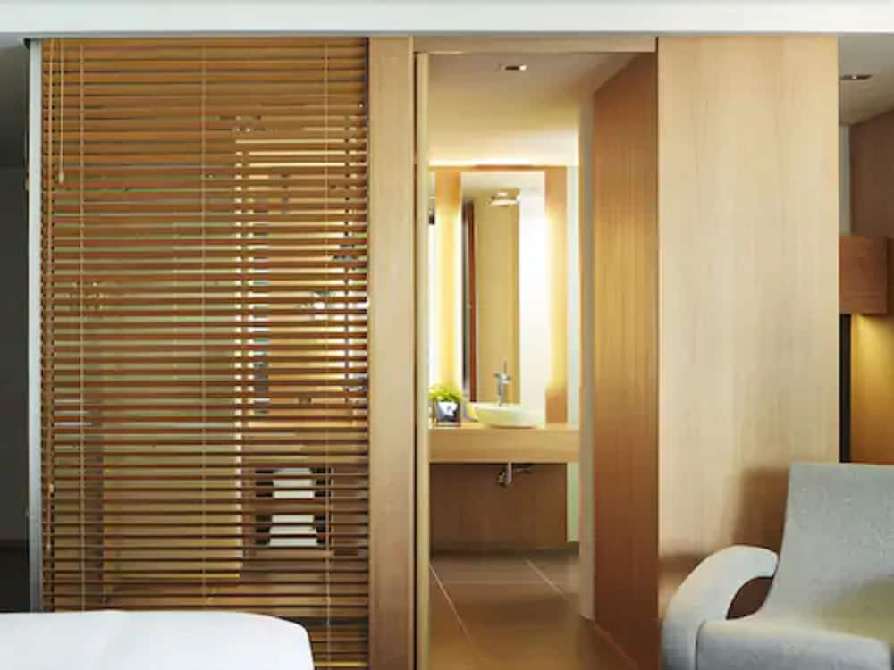 Фото Le Germain Hotel Maple Leaf Square