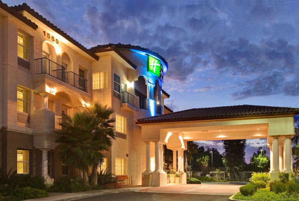 Фото Holiday Inn Express & Suites Corona