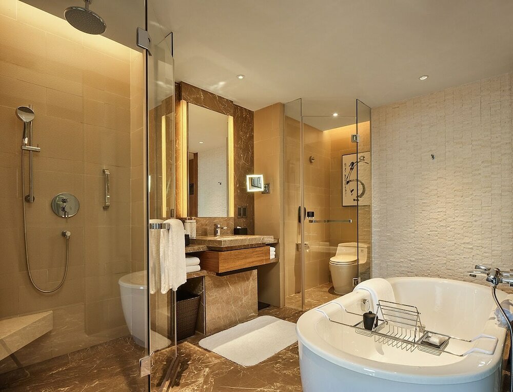 Фото Hualuxe Ningbo Harbor City, an Ihg Hotel