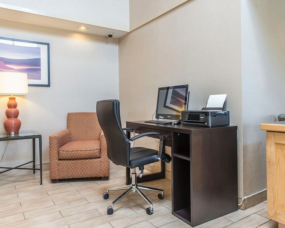 Фото Comfort Inn Hwy 401