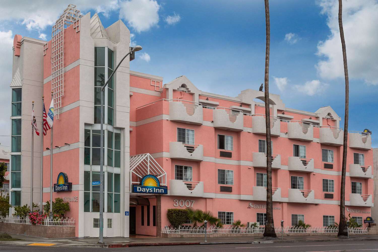 Фото Days Inn by Wyndham Santa Monica/Los Angeles