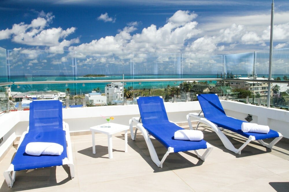 Фото Azure Lofts & Pool Hotel