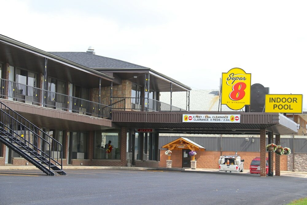 Фото Super 8 by Wyndham Hearst On