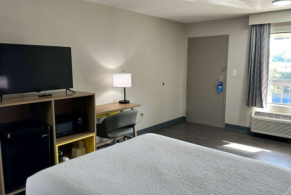 Фото Days Inn by Wyndham Columbia Ne Fort Jackson