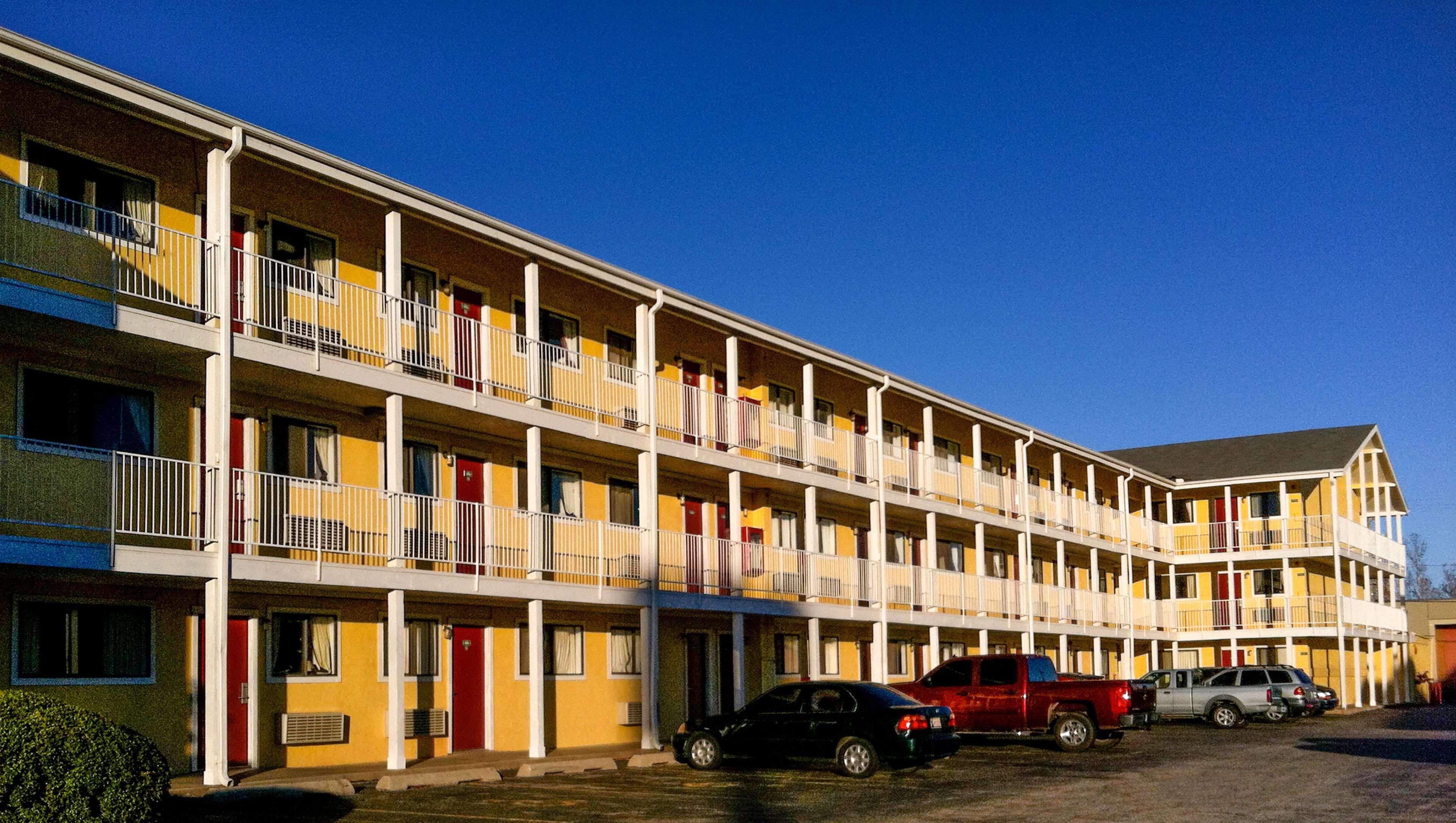 Фото Oaktree Inn and Suites