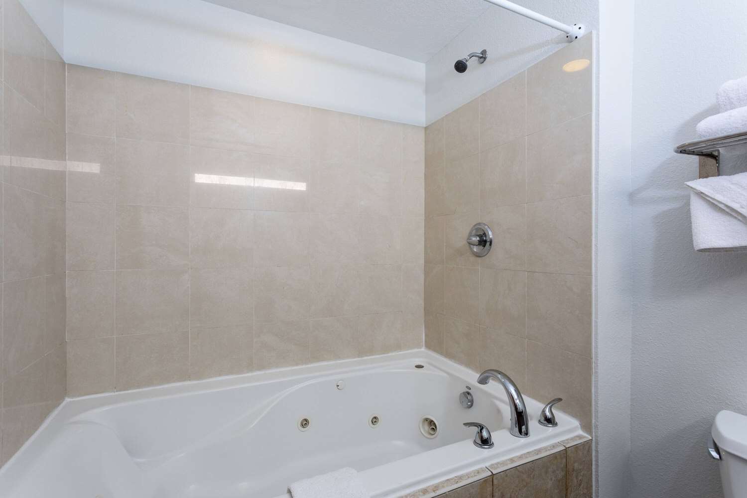 Фото Days Inn & Suites by Wyndham Lakeland