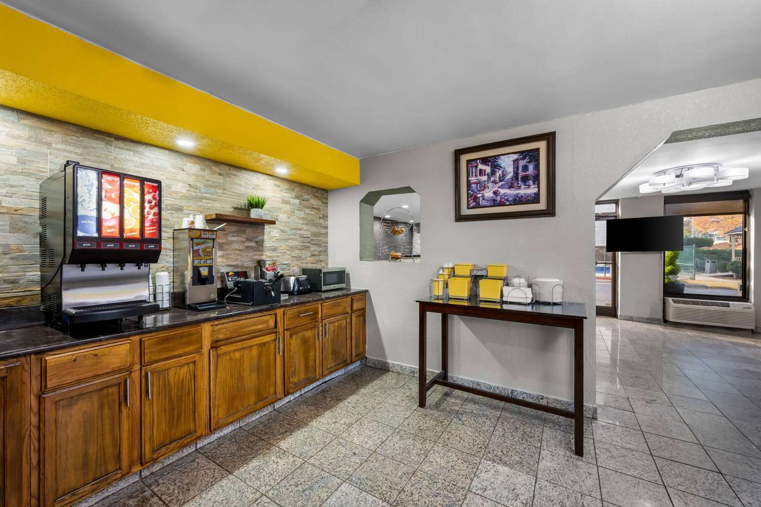 Фото Days Inn by Wyndham Raleigh Midtown