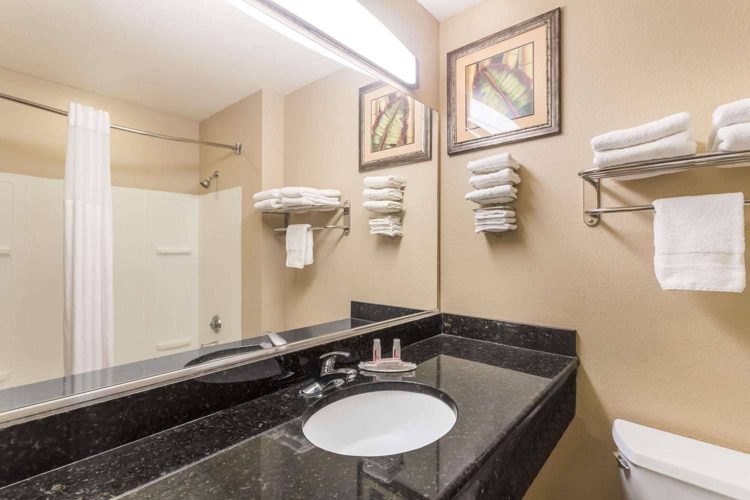 Фото Days Inn & Suites by Wyndham Lakeland