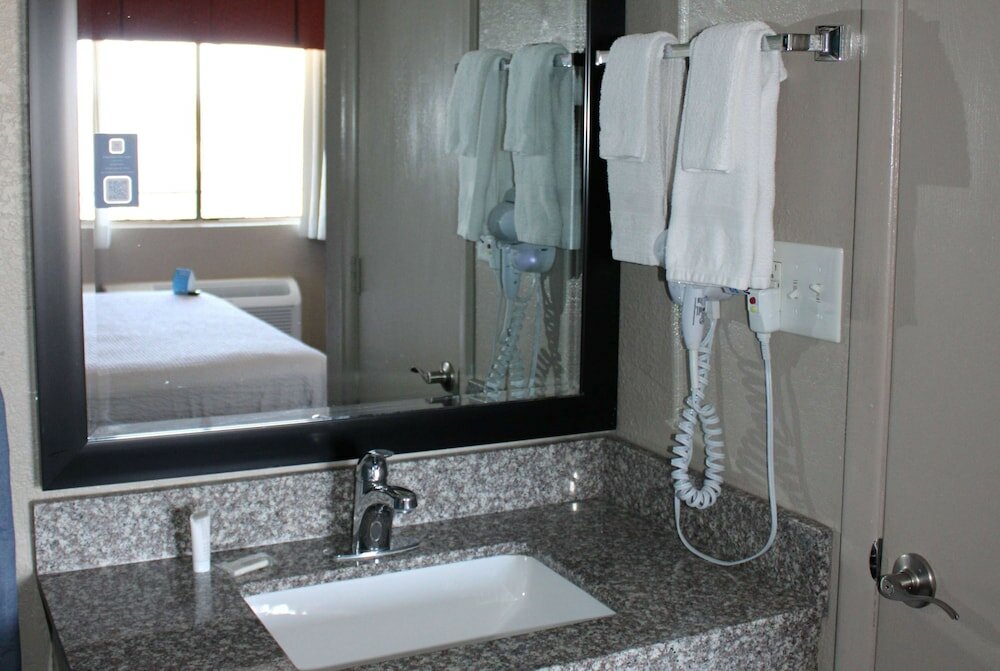 Фото Days Inn & Suites by Wyndham Springfield on I-44