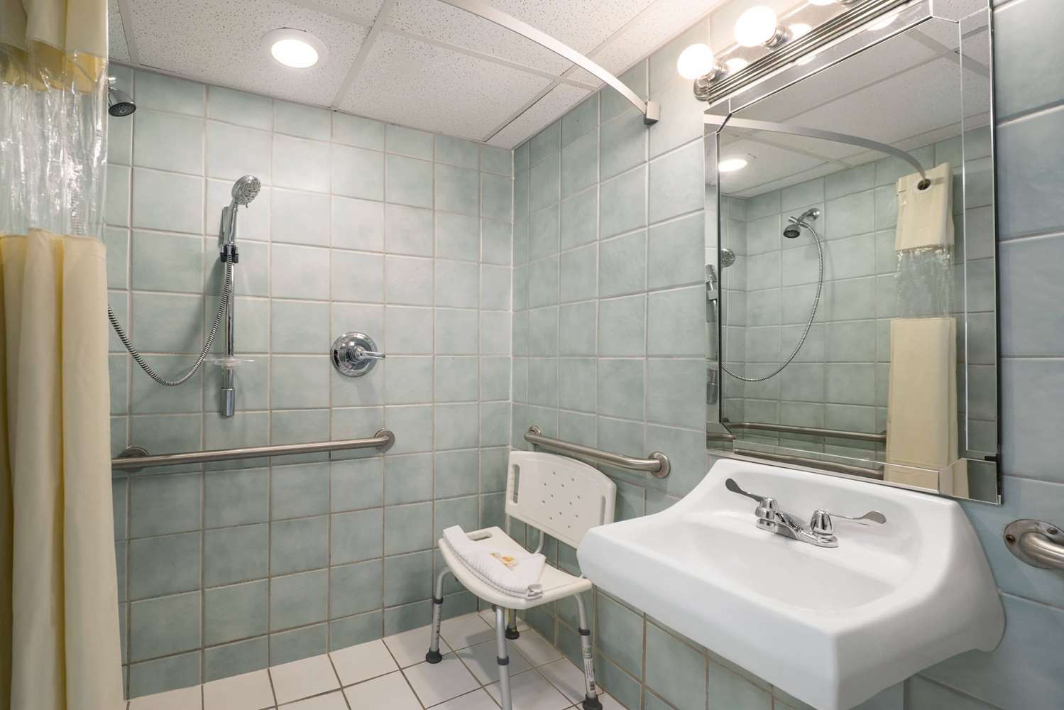 Фото Days Inn by Wyndham Panama City Beach/Ocean Front