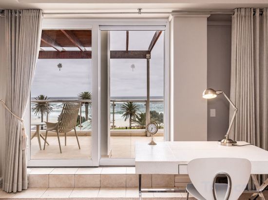 Фото The Bay Hotel