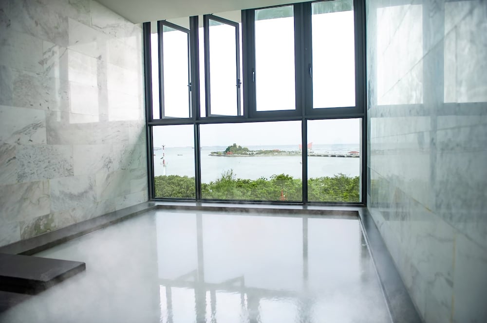 Фото Oakwood Hotel and Residence Sri Racha