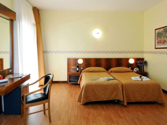 Фото Park Hotel Jolanda