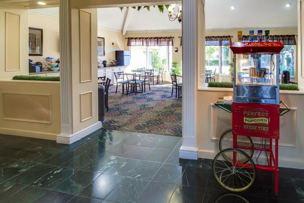 Фото Ashmore Inn and Suites