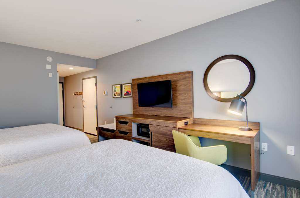 Фото Hampton Inn & Suites Portland West