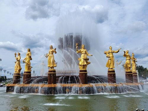 Сантехник әйелін асханада сиқыған.