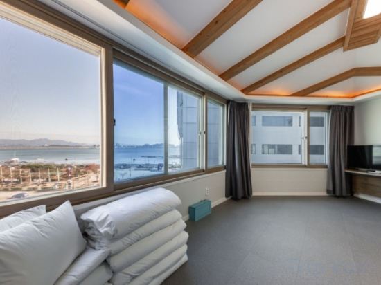 Фото The Haru Hotel