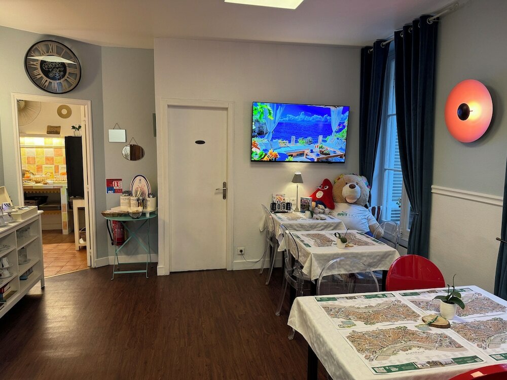 Фото Brit Hotel Des Grands Hommes Bordeaux Centre