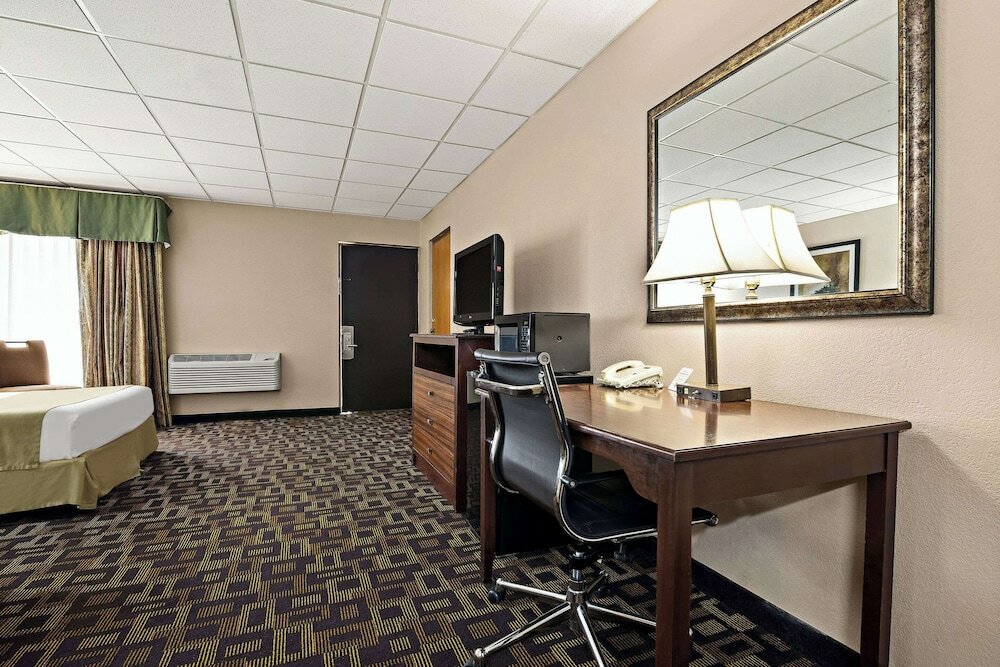 Фото Holiday Manor McPherson