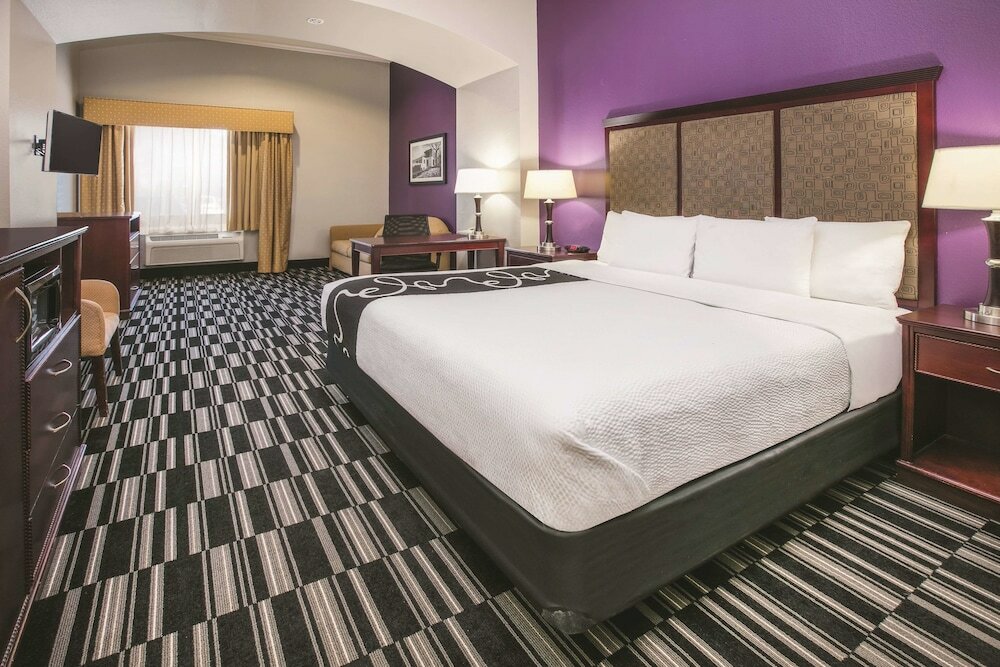 Фото La Quinta Inn & Suites by Wyndham Dallas South-DeSoto