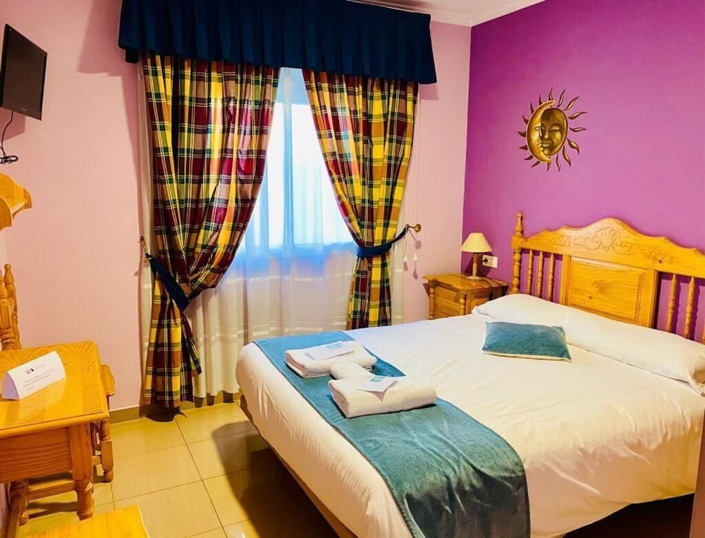 Фото Hostal Valdepeñas by Bossh Hotels