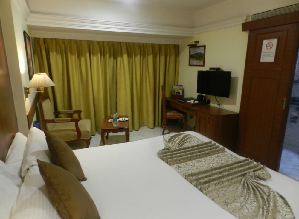 Фото The Emerald Hotel & Executive Apartments