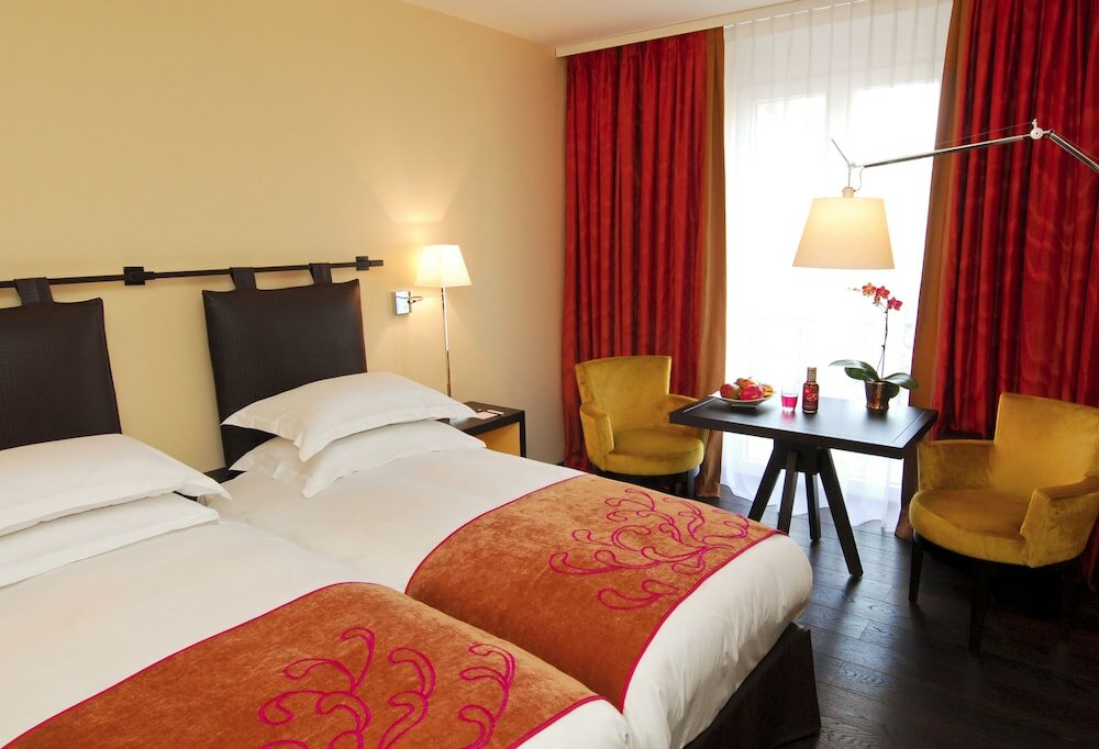 Фото Eastwest Hotel