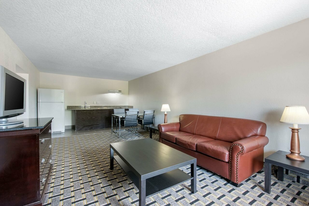 Фото Clarion Inn & Suites Kissimmee-Lake Buena Vista South