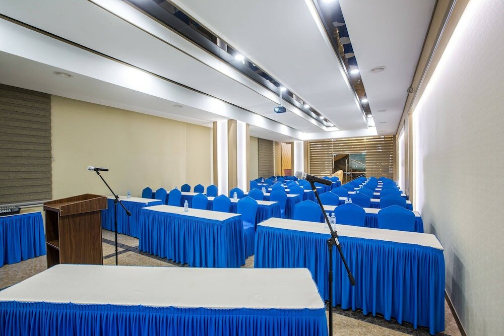 Фото The Grand Hill Hotel