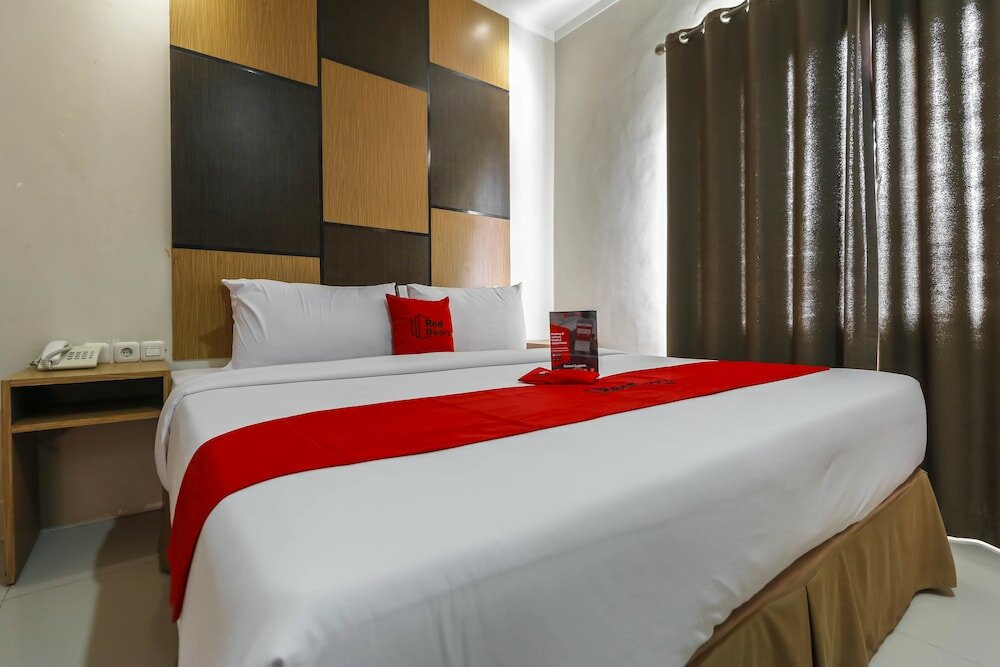 Фото RedDoorz Plus near Pantai Losari