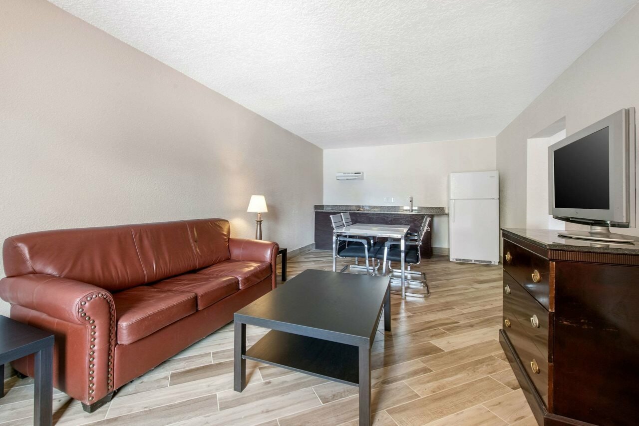 Фото Clarion Inn & Suites Kissimmee-Lake Buena Vista South