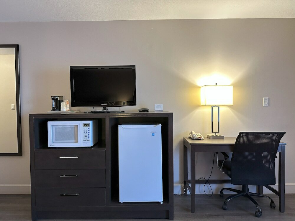 Фото Econo Lodge Inn & Suites Lethbridge