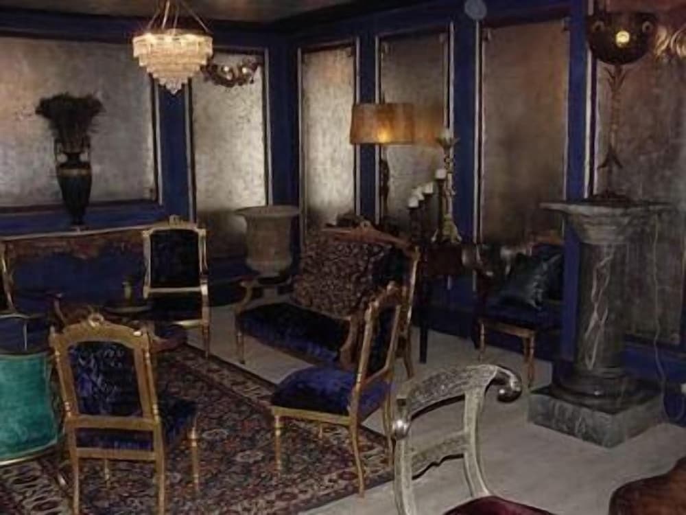 Фото The Pavilion Hotel