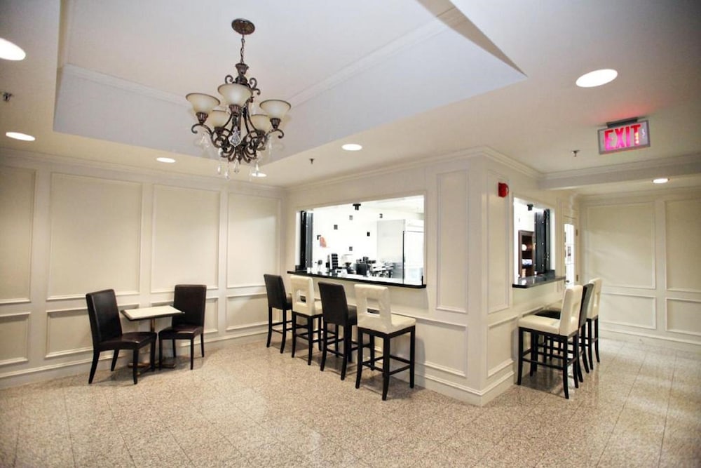 Фото Montecassino Hotel and Event Venue