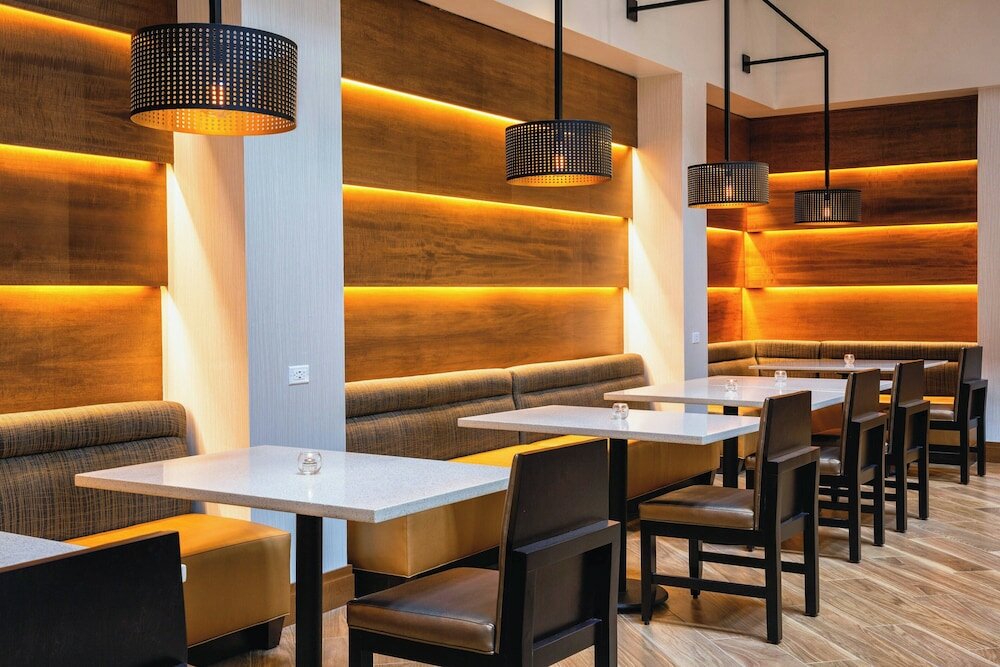 Фото Sheraton West Des Moines Hotel