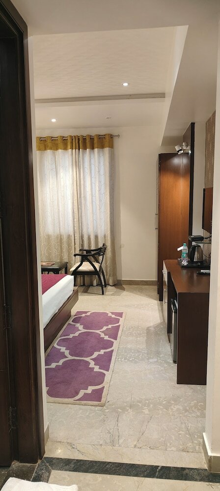 Фото Hotel Taj Heights