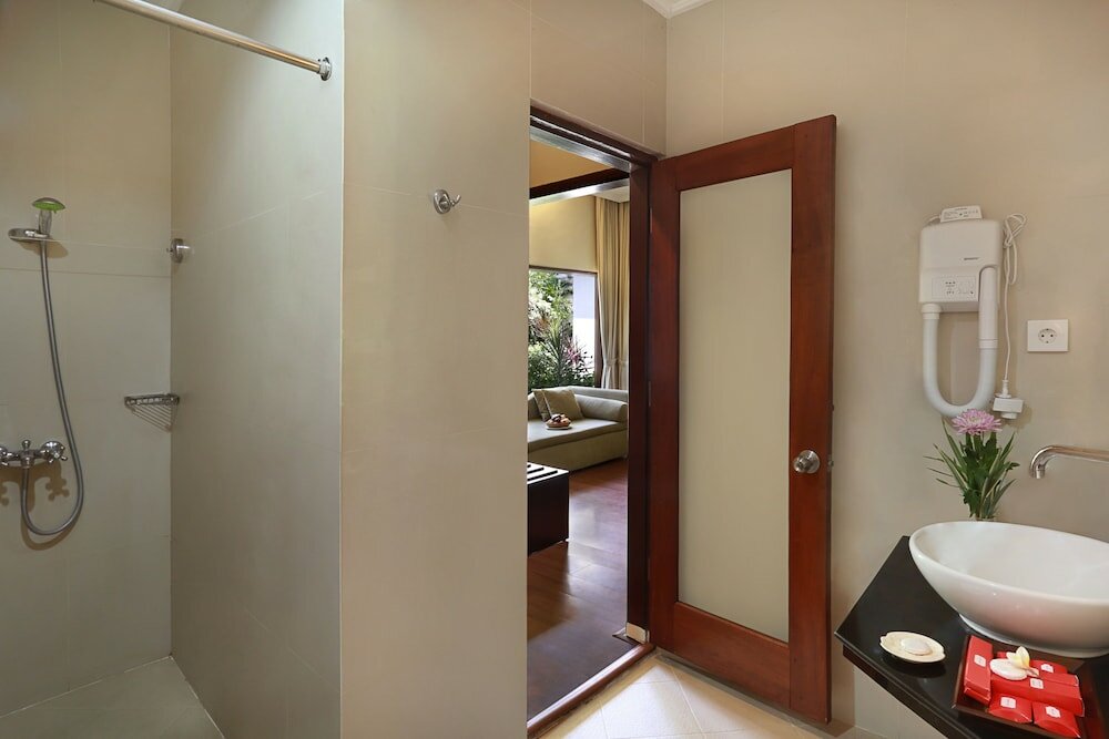 Фото Respati Beach Hotel