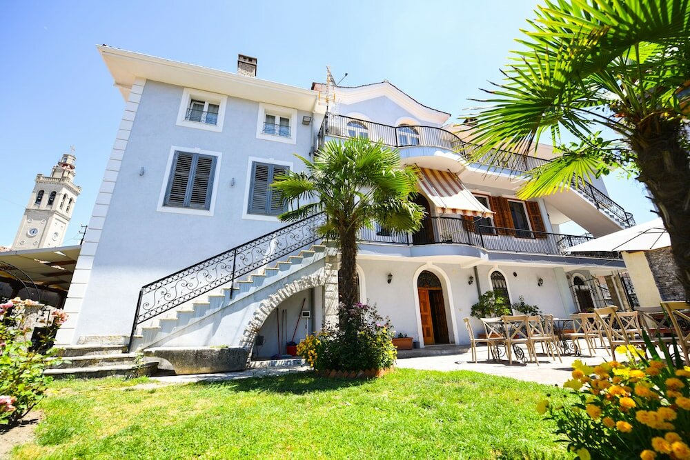 Фото Rose Garden Hotel