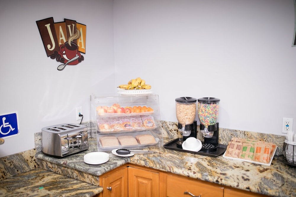 Фото Rodeway Inn & Suites