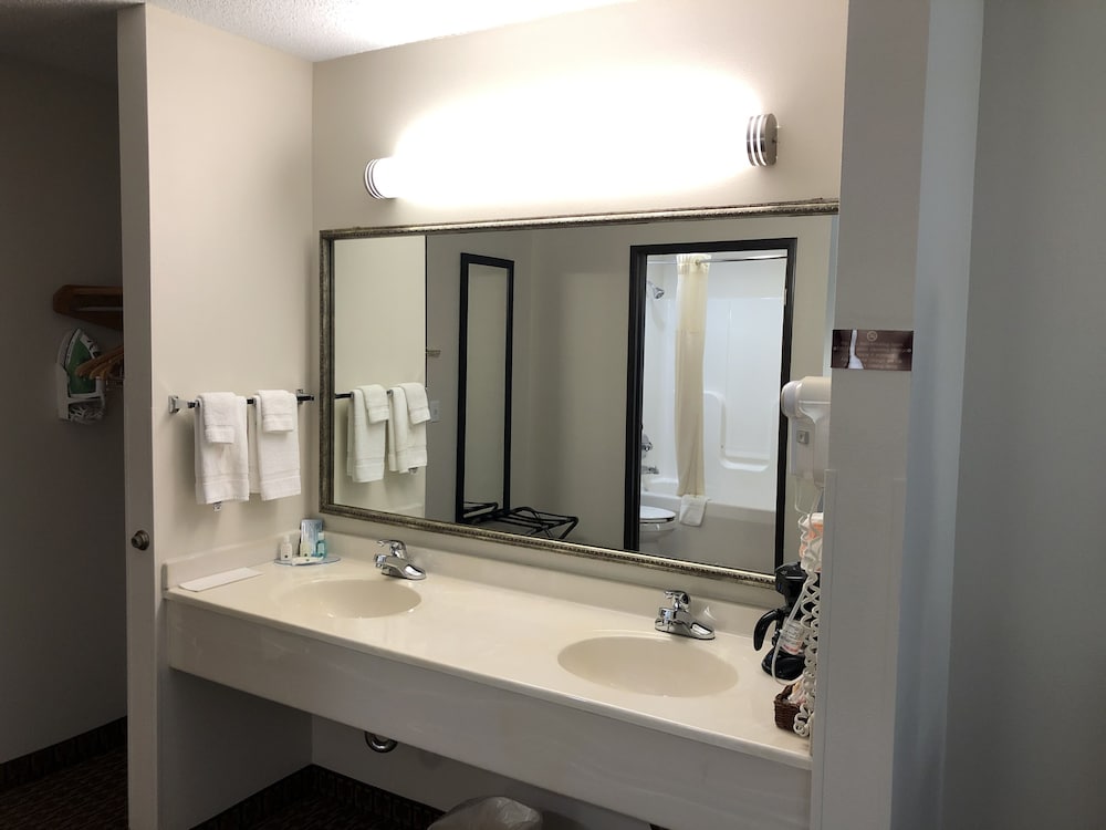 Фото Quality Inn & Suites Sun Prairie Madison East