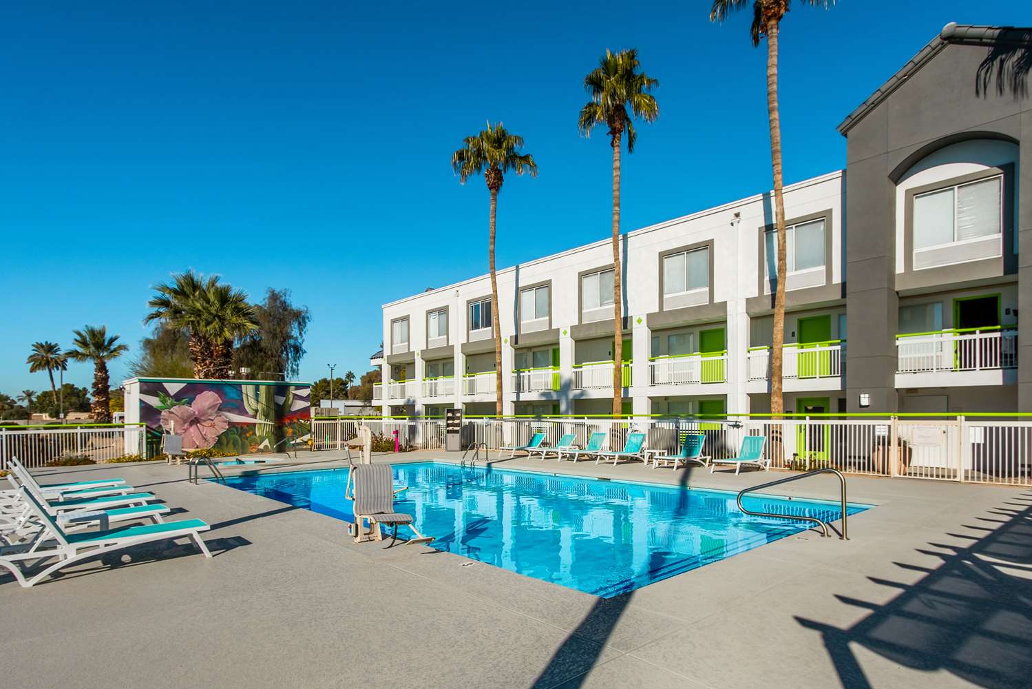 Фото SureStay Plus Hotel by Best Western Scottsdale North