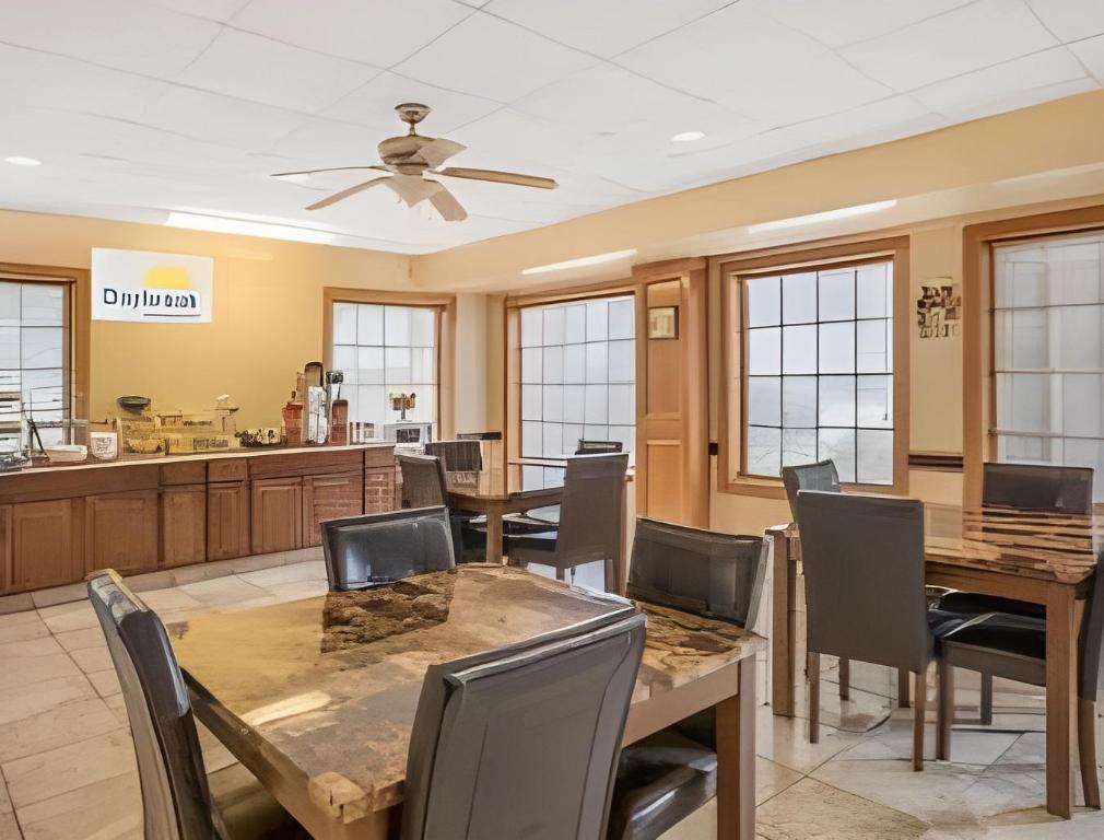 Фото Americas Best Value Inn Holly Springs