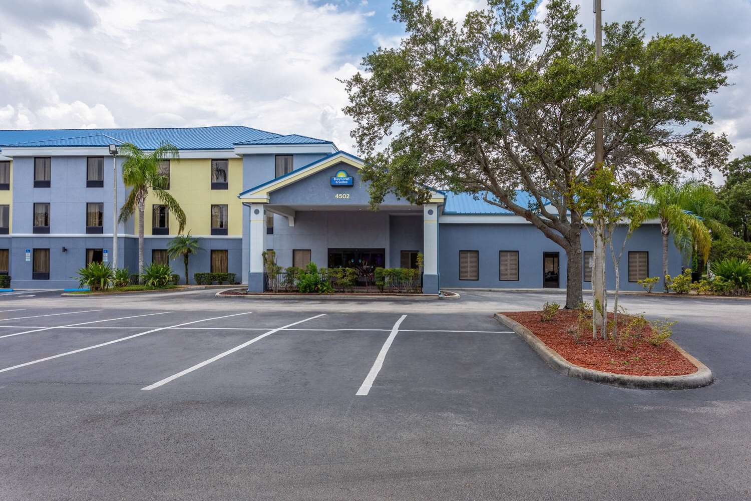 Фото Days Inn & Suites by Wyndham Lakeland