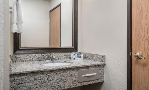 Фото AmericInn by Wyndham Grafton