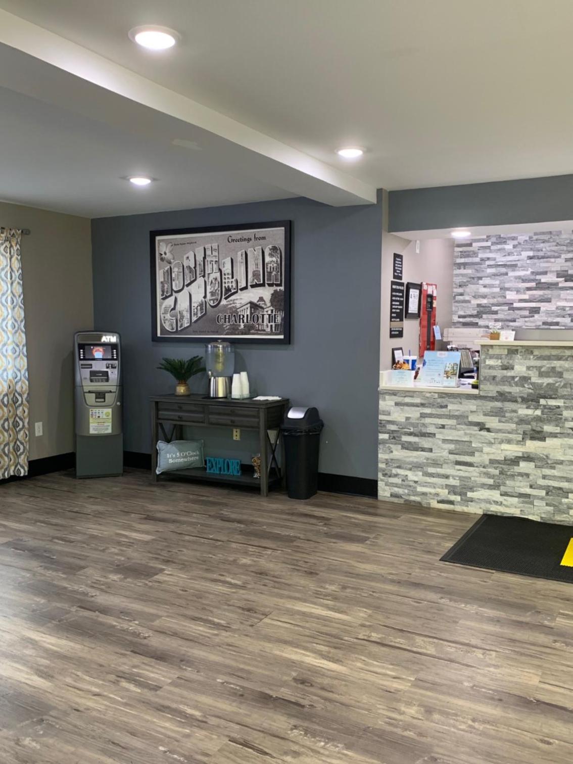 Фото Super 8 by Wyndham Charlotte University